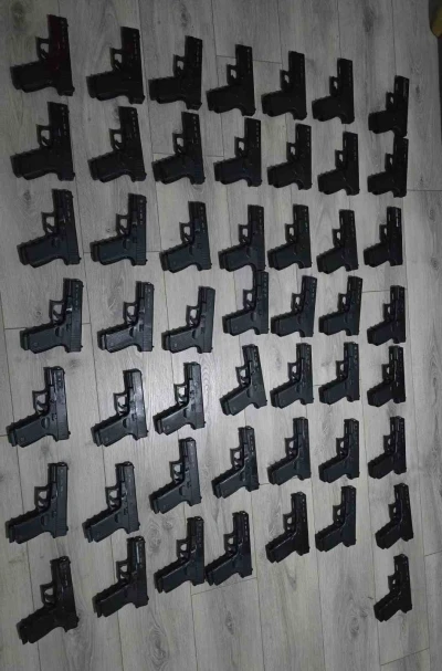 İstanbul&rsquo;da g&ouml;zaltına alınan kişinin evinden ve aracından 50 tabanca &ccedil;ıktı
