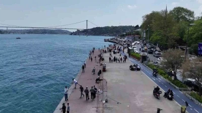 İstanbul&rsquo;da g&uuml;neşi g&ouml;ren sahile koştu
