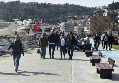İstanbul&rsquo;da g&uuml;neşli havayı fırsat bilenler Bebek sahiline akın etti
