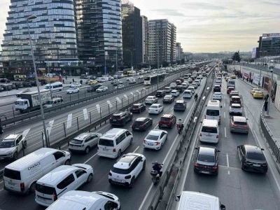İstanbul&rsquo;da iftar &ouml;ncesi trafik yoğunluğu y&uuml;zde 81&rsquo;e &ccedil;ıktı
