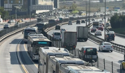 İstanbul’da iki metrobüs çarpıştı: 1 yaralı

