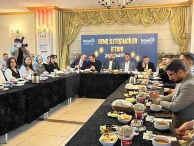 İstanbul&rsquo;da iletişim fak&uuml;ltesi &ouml;ğrencileri AK Parti&rsquo;nin d&uuml;zenlediği iftarda buluştu
