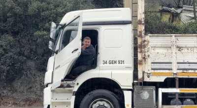 İstanbul&rsquo;da kamyon s&uuml;r&uuml;c&uuml;s&uuml; g&ouml;le d&ouml;nen yolda mahsur kaldı
