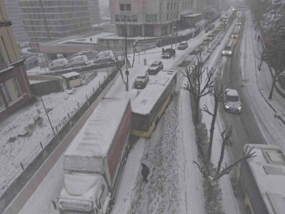 İstanbul&rsquo;da kar kazaları da beraberinde getirdi, İETT otob&uuml;s&uuml; park halindeki kamyona &ccedil;arptı
