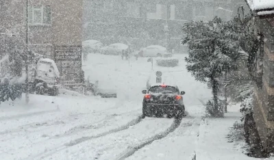 İstanbul&rsquo;da kar yağışı, ara&ccedil;lar g&uuml;&ccedil;l&uuml;kle ilerledi
