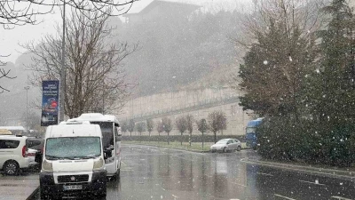 İstanbul&rsquo;da kar yağışı aralıklarla etkisini s&uuml;rd&uuml;r&uuml;yor
