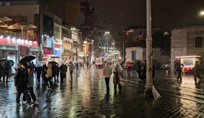 İstanbul&rsquo;da kar yağışı devam ediyor
