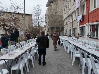 İstanbul&rsquo;da komşuluk geleneğini s&uuml;rd&uuml;ren mahalle aynı sofrada 11&rsquo;inci kez iftar yaptı

