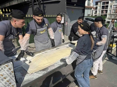 İstanbul&rsquo;da lahmacun rekoru: 63 metrelik dev lahmacun Guinness&rsquo;e girdi
