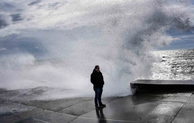 İstanbul&rsquo;da lodos etkili oldu, dev dalgalar sahili kapladı
