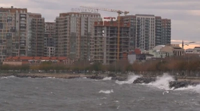 İstanbul&rsquo;da lodos etkili oluyor: Fatih ve Zeytinburnu&rsquo;nda dev dalgalar
