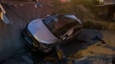 İstanbul’da otomobil apartmanın bahçesine düştü: 1 yaralı
