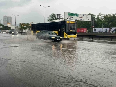 İstanbul&rsquo;da sağanak etkisini g&ouml;stermeye başladı: Yollar g&ouml;le d&ouml;nd&uuml;
