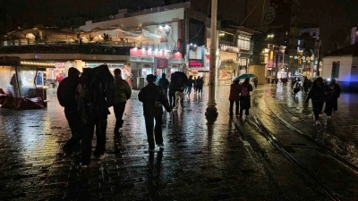 İstanbul&rsquo;da sağanak yağış etkili oluyor
