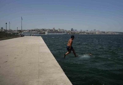 İstanbul&rsquo;da sıcak hava bunalttı: Kimi denizde serinledi kimi g&ouml;lgelik alanda dinlendi
