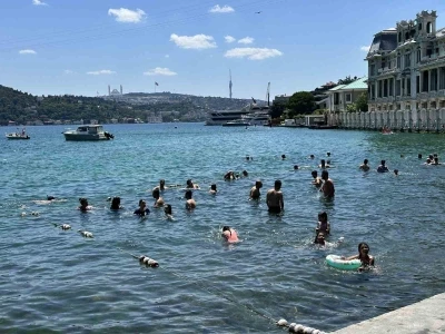 İstanbul&rsquo;da sıcak hava bunalttı: Vatandaşlar kendini boğazın serin sularına bıraktı
