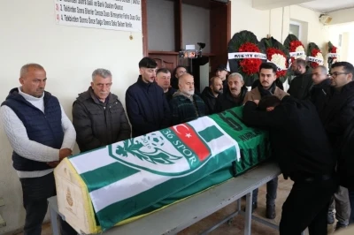 İstanbul&rsquo;da silahlı saldırıda &ouml;len gen&ccedil; futbolcu son yolculuğuna uğurlandı
