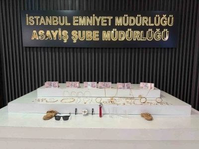 İstanbul&rsquo;da su&ccedil; makinesi kadınların &uuml;zerinden 1 milyonluk ziynet eşyası &ccedil;ıktı, takside yakalandılar
