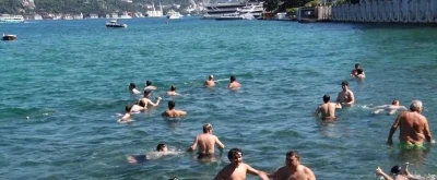 İstanbul&rsquo;da termometreler 36 dereceyi g&ouml;sterdi: Sıcaktan bunalan vatandaşlar sahillere akın etti
