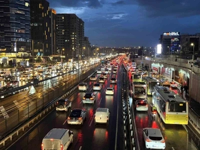 İstanbul&rsquo;da  trafik yoğunluğu y&uuml;zde 83&rsquo;e ulaştı
