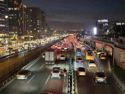 İstanbul&rsquo;da trafik yoğunluğu y&uuml;zde 85&rsquo;e ulaştı
