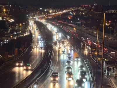 İstanbul&rsquo;da trafik yoğunluğu y&uuml;zde 90&rsquo;a ulaştı
