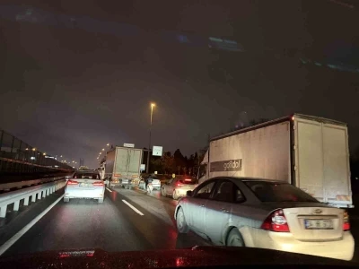 İstanbul&rsquo;da trafik y&uuml;zde 90&rsquo;a ulaştı, ağır vasıtalar dikkat &ccedil;ekti
