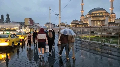 İstanbul&rsquo;da uyarıların ardından sağanak yağış başladı
