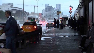 İstanbul’da vatandaşlar güne yağmurla uyandı
