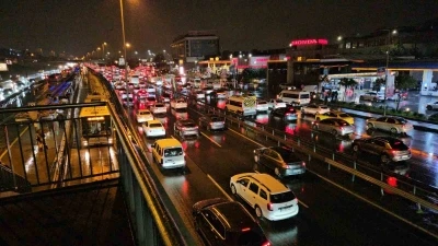 İstanbul&rsquo;da yağışın da etkisiyle trafik durma noktasına geldi

