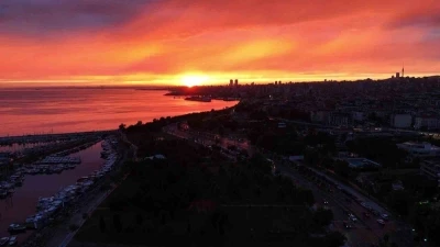 İstanbul&rsquo;da yağmur sonrası g&uuml;n batımı mest etti
