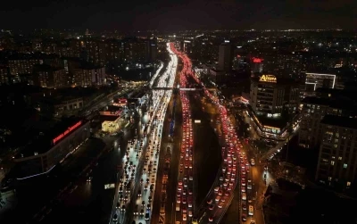 İstanbul&rsquo;da y&uuml;zde 90&rsquo;a ulaşan trafik havadan g&ouml;r&uuml;nt&uuml;lendi
