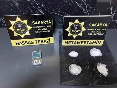 İstanbul&rsquo;dan Sakarya&rsquo;ya zehir taşıyan iki şahıs tutuklandı
