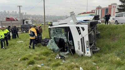 İstanbul&rsquo;dan yarışmadan d&ouml;nen &ouml;ğrencileri taşıyan midib&uuml;s şarampole devrildi: 9&rsquo;u &ouml;ğrenci 15 yaralı
