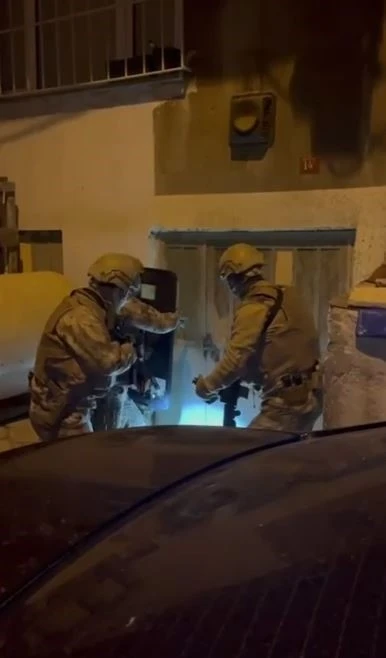 İstanbul merkezli 12 ilde &quot;change&quot; araç operasyonu: 74 gözaltı
