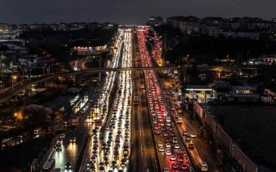İstanbul trafiği &rsquo;ara tatil&rsquo; dinlemedi
