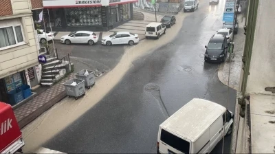 İstanbul&rsquo;un bir&ccedil;ok noktasında sağanak etkili oldu: Yollarda su birikintileri oluştu
