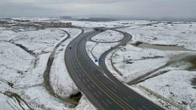 İstanbul&rsquo;un y&uuml;ksek kesimlerinde kar etkili oldu
