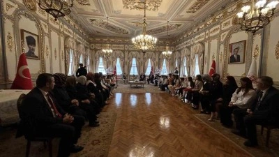 İstanbul Valisi Davut G&uuml;l koltuğunu 2&rsquo;nci sınıfı Asmin Ayşe Aslan&rsquo;a bıraktı