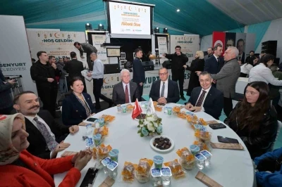 İstanbul Valisi Davut G&uuml;l ve Başkan Vekili Aksoy, Kadir Gecesi&rsquo;nde vatandaşlarla iftar yaptı
