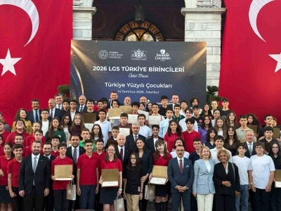 İstanbul Valisi G&uuml;l, LGS&rsquo;de tam puan alan &ouml;ğrencilerle bir araya geldi
