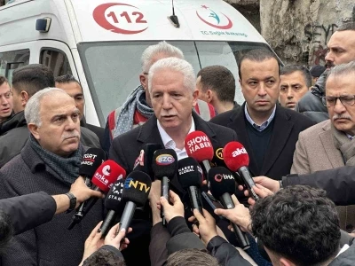 İstanbul Valisi G&uuml;l: "9 kişi g&ouml;&ccedil;&uuml;k altında kaldı, 7 kişi hastaneye sevk edildi"
