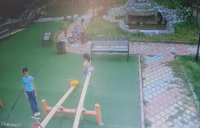 İstiklal Marşı&rsquo;nı duyan &ccedil;ocuklar oyunu bırakıp hazır ola ge&ccedil;ti: O anlar kamerada
