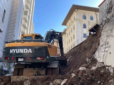 İstinat duvarı &ccedil;&ouml;ken sitedeki 4 dairede hasar oluştu
