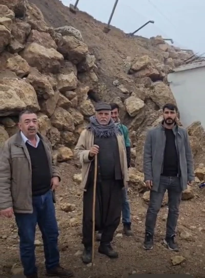 İstinat duvarı taziye evinin &uuml;st&uuml;ne yıkıldı
