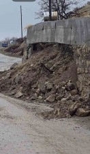 İstinat duvarı taziye evinin &uuml;st&uuml;ne yıkıldı