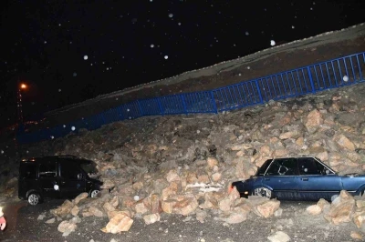 İstinat duvarının park halindeki ara&ccedil;ların &uuml;zerine &ccedil;&ouml;kt&uuml;ğ&uuml; anlar kamerada
