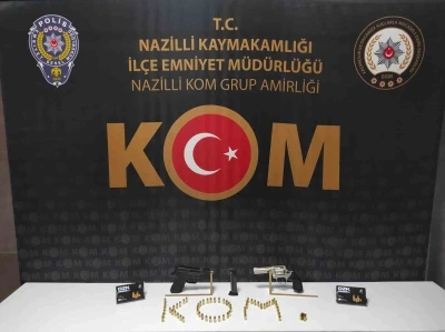 İşyerinde ruhsatsız silahlarla yakalandı
