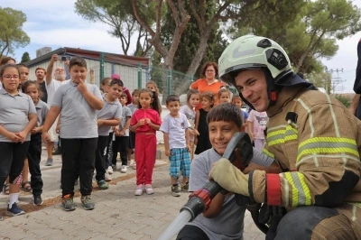 İtfaiye araç ve ekipmanları öğrencilere tanıtıldı
