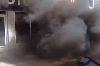 İtfaiye ekipleri yangınla mücadele ederken patlama yaşandı
